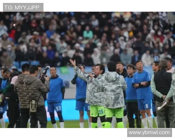 老男人与足球明星的珍贵合影记录岁月的风采与激情